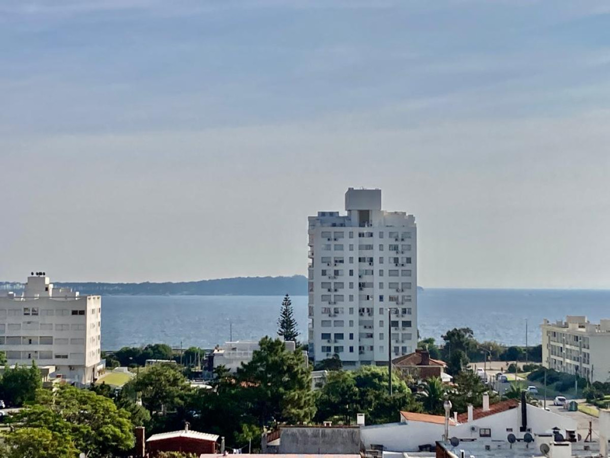 Tres dormitorios con vista a Playa Mansa