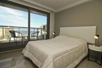 Un dormitorio con vista a Playa Brava - MYD1160A