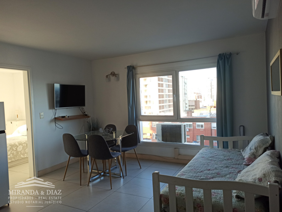 Un dormitorio con vista al mar a pasos del mar en Peninsula - MYD3301A