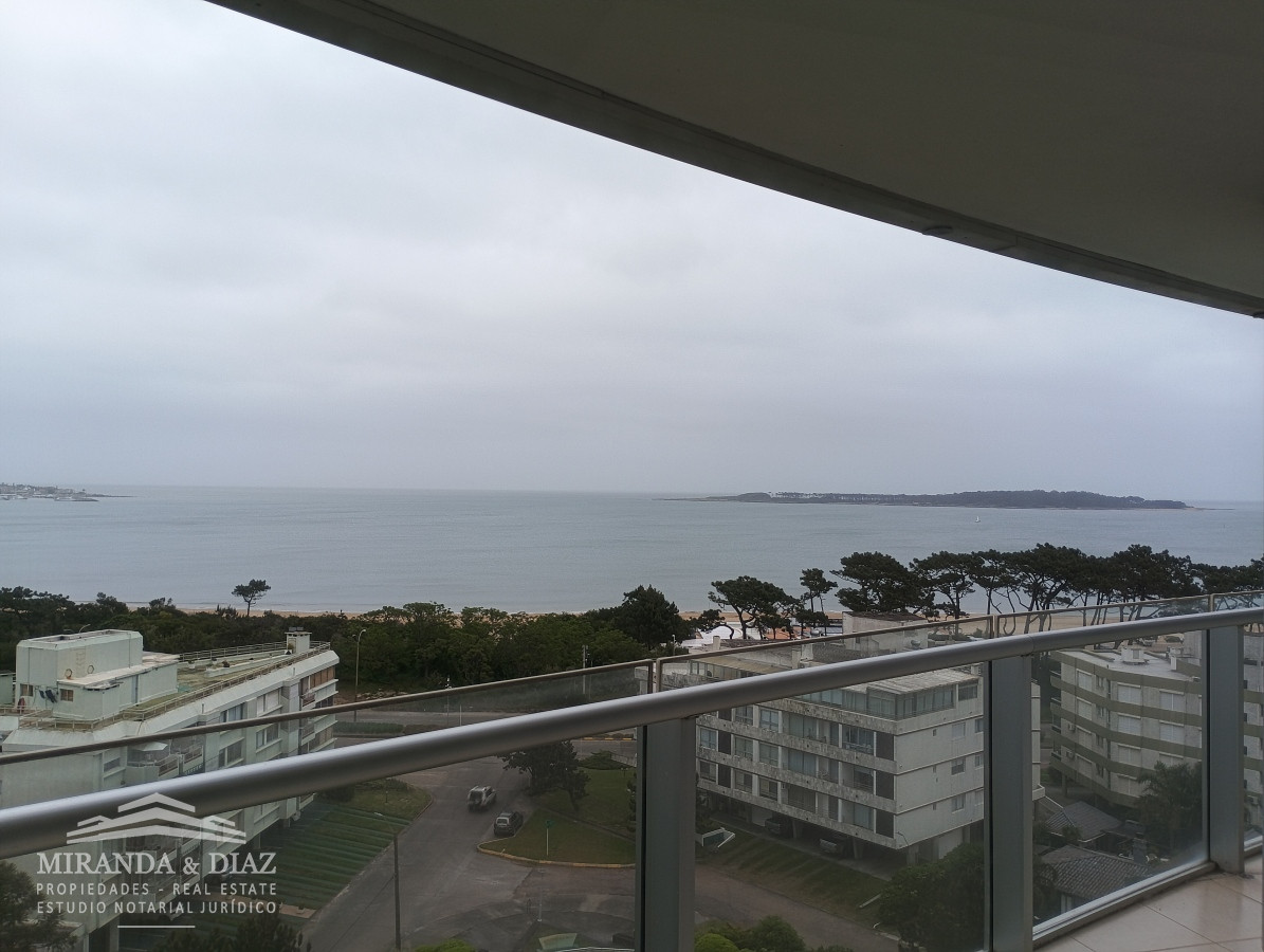 Tres dormitorios con tres baños con hermosa vista al mar