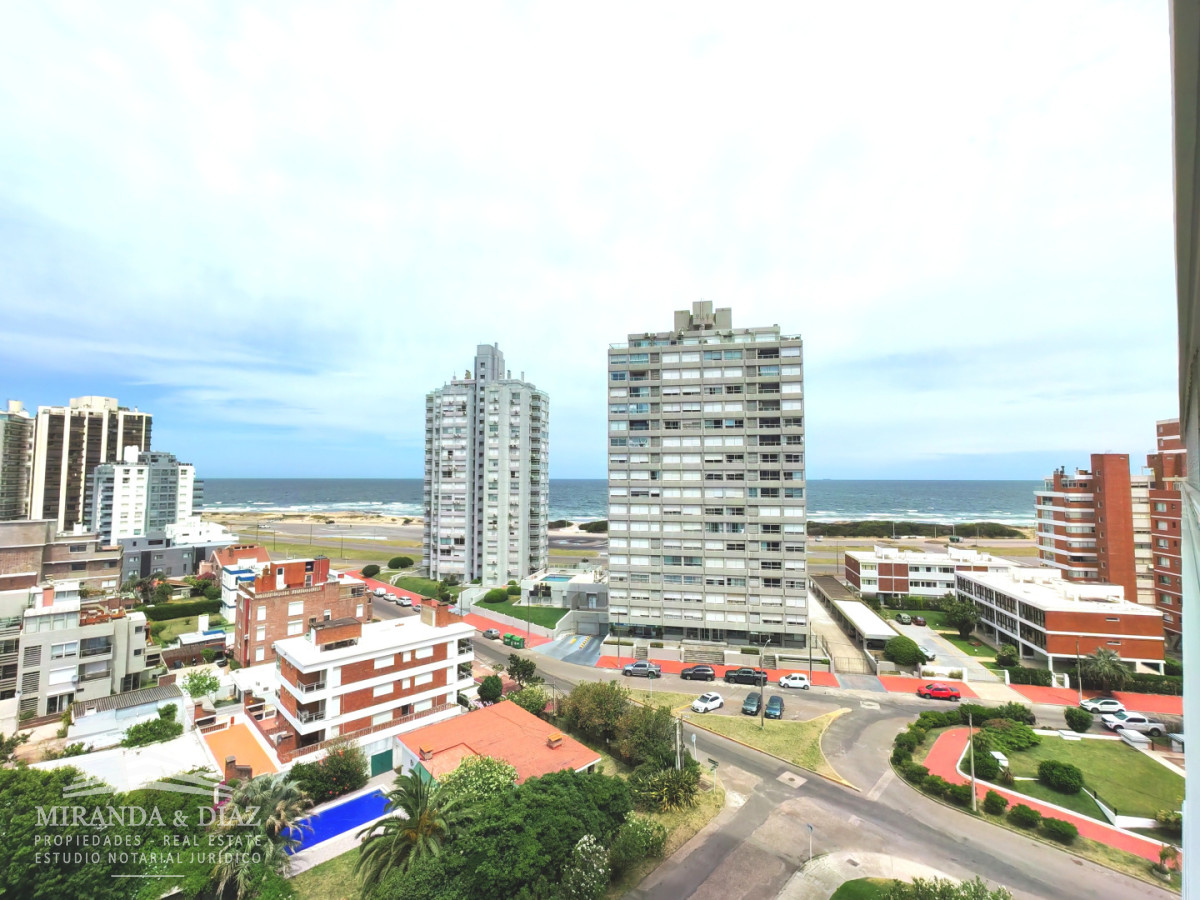 Un dormitorio con vista al mar a pasos de la playa - MYD392A