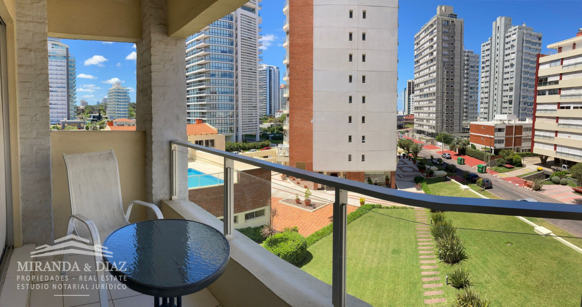 Un dormitorio con hermosa vista al paque - MYD2198A