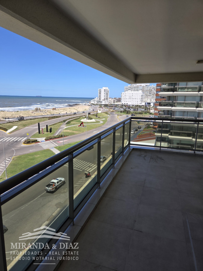 Apartamento con vista al mar de cuatro dormitorios - MYD3329A
