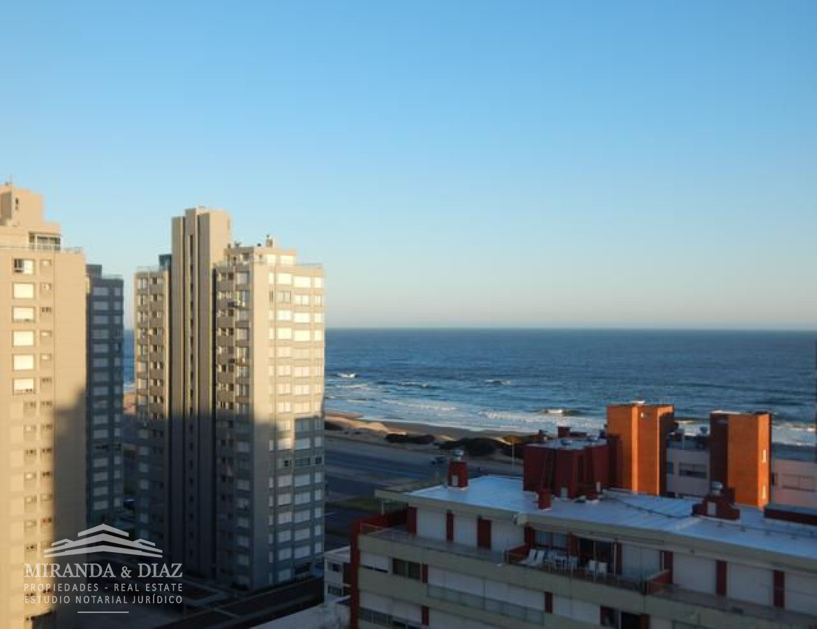 Impecable apartamento a pasitos de Playa Mansa y Brava. - MYD2A