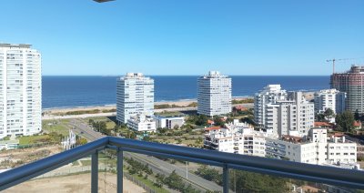 Dos dormitorios en suite con vista a Playa Brava