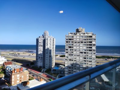 Dos dormitorios en suite con vista a Playa Mansa