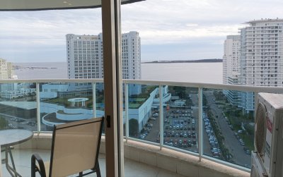 Dos dormitorios con hermosa vista a Playa Mansa