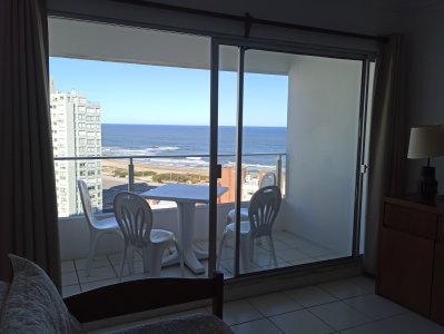 Un dormitorio con vista a Playa Brava