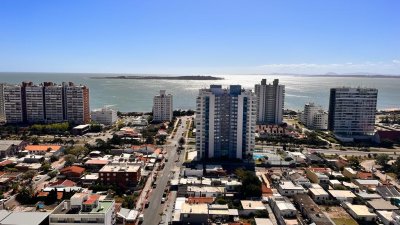 Esquinero con Vista a Playa Mansa y Playa Brava