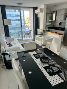 Un dormitorio con excelente ubicación sobre Roosevelt