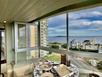 APARTAMENTO EN VENTA EN PISO ALTO DE 3 DORMITORIOS EN MANSA PUNTA DEL ESTE