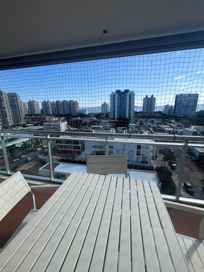 Luminoso apartamento en venta con vista al mar en Punta del Este.