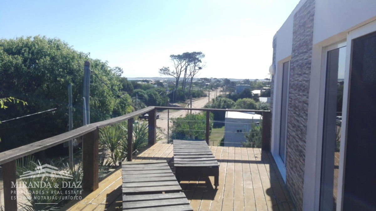 a pasos de mar en zona de La Juanita