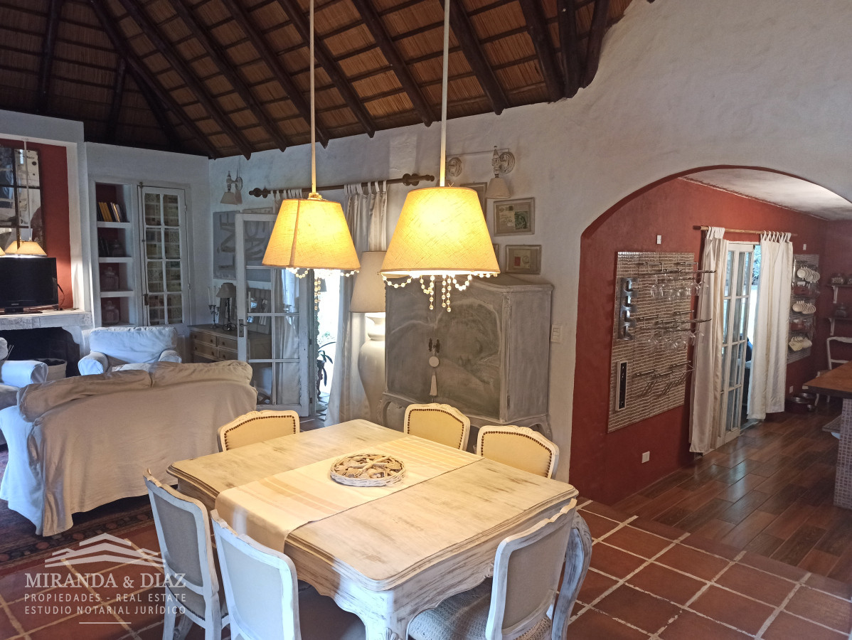 Hermosa casa con piscina y amplios ambientes - MYD816C
