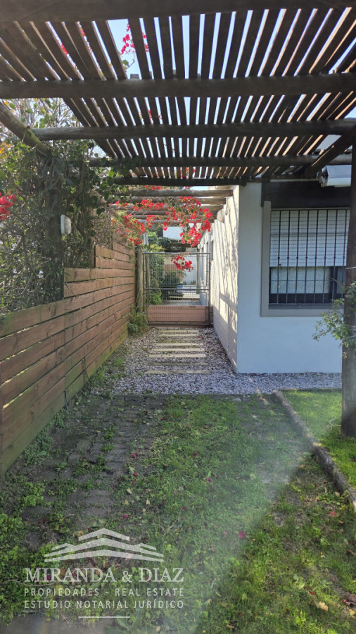 Casa de tres dormitorios y dependencia con piscina - MYD3890C