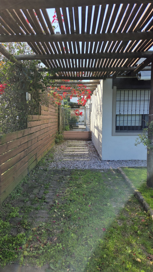 Imagen de Casa de tres dormitorios y dependencia, con piscina!