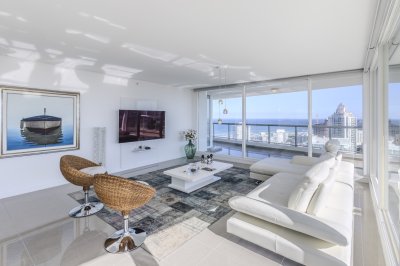 Piso alto en One, 3 dormitorios más dependencia