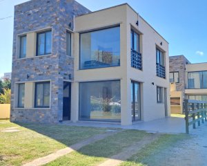 Casa en venta 3 dormitorios a 100 metros del mar!!