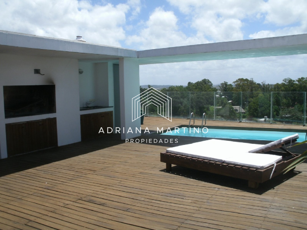 Apartamento ID.69411 - ALQUILER VENTA LA BARRA DEPARTAMENTO PENT HOUSE PISCINA PARRILLERO 3 DORMITORIOS 4 BAÑOS DEPENDENCIA DE SERVICIO TERRAZA
