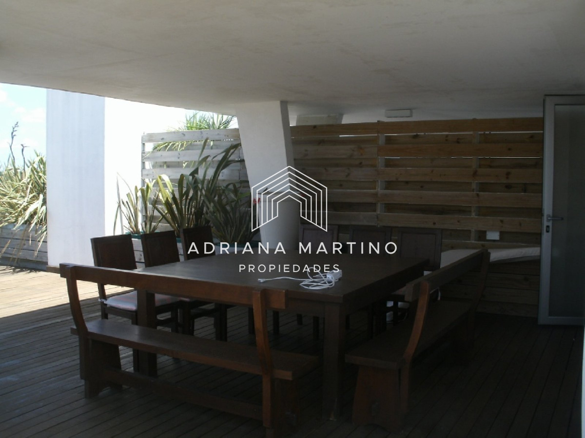 Apartamento ID.69411 - ALQUILER VENTA LA BARRA DEPARTAMENTO PENT HOUSE PISCINA PARRILLERO 3 DORMITORIOS 4 BAÑOS DEPENDENCIA DE SERVICIO TERRAZA