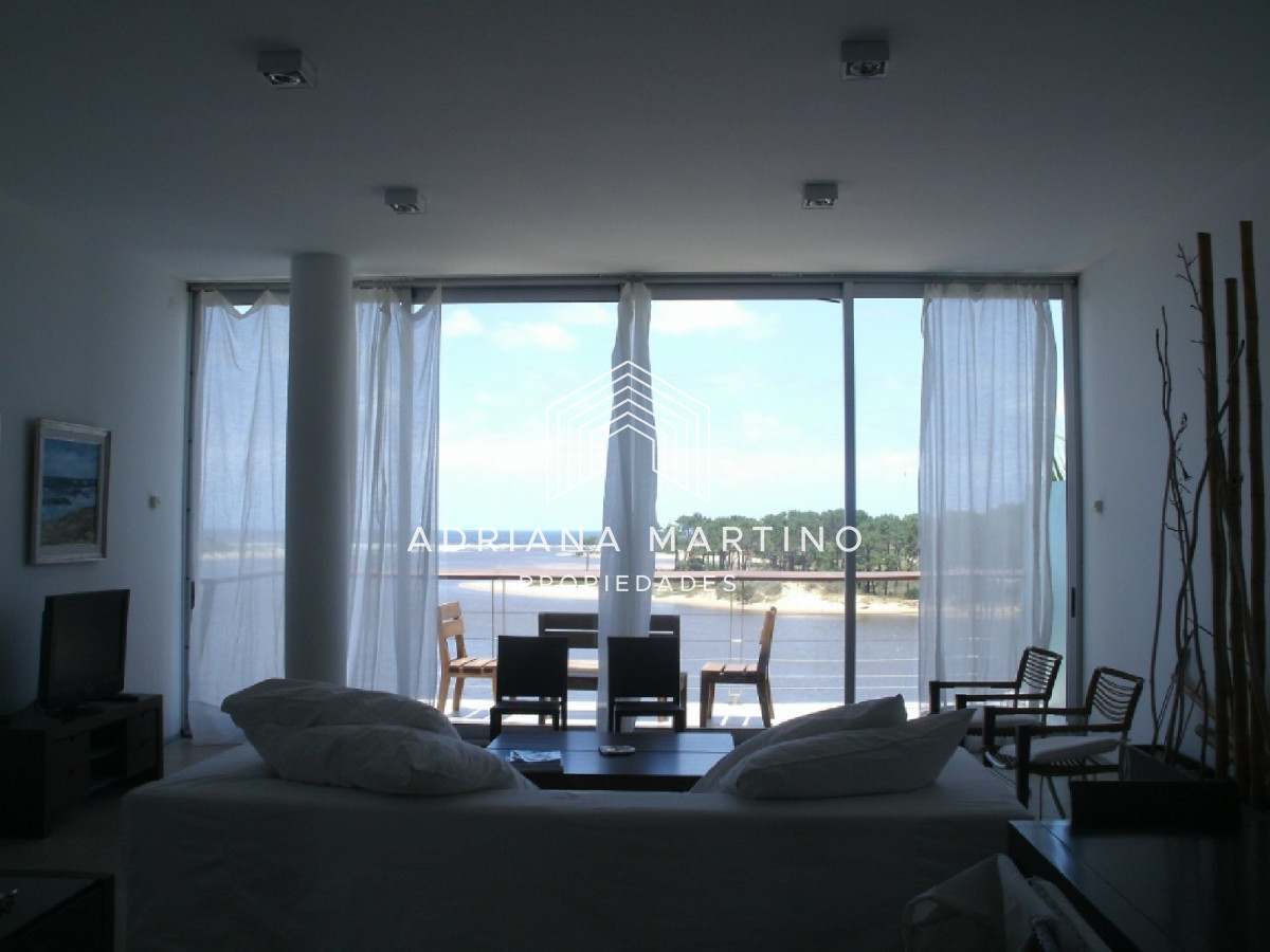 Apartamento ID.69411 - ALQUILER VENTA LA BARRA DEPARTAMENTO PENT HOUSE PISCINA PARRILLERO 3 DORMITORIOS 4 BAÑOS DEPENDENCIA DE SERVICIO TERRAZA