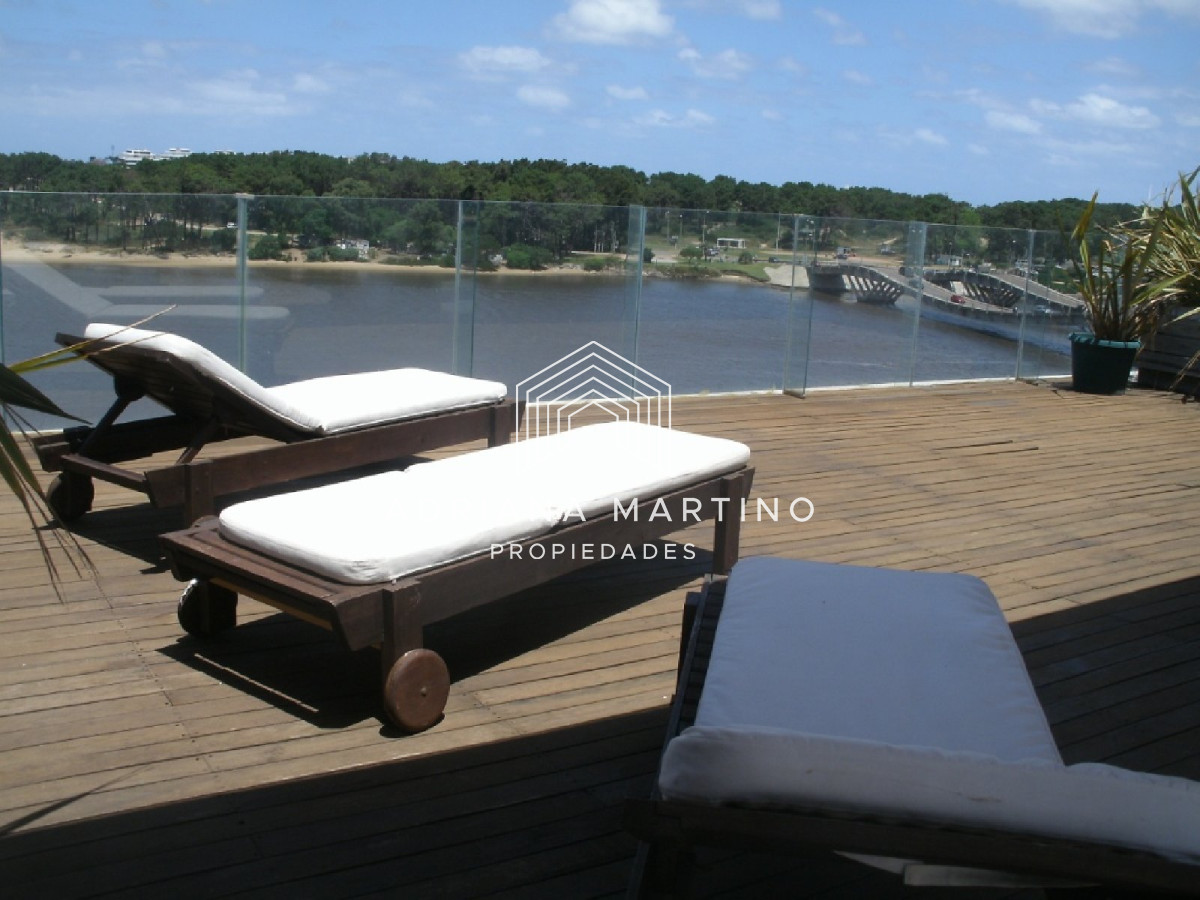 Apartamento ID.69411 - ALQUILER VENTA LA BARRA DEPARTAMENTO PENT HOUSE PISCINA PARRILLERO 3 DORMITORIOS 4 BAÑOS DEPENDENCIA DE SERVICIO TERRAZA