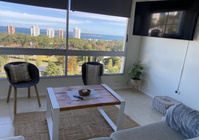 Apartamento en Roosevelt, piso alto de 3 dormitorios