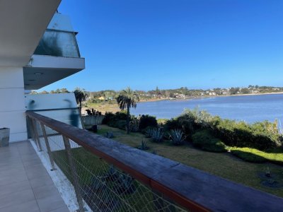 Apartamento en La Barra, 4 suites más dependencia