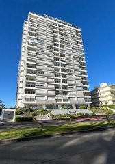 Mansa, apartamento de 3 dormitorios más dependencia, primera línea