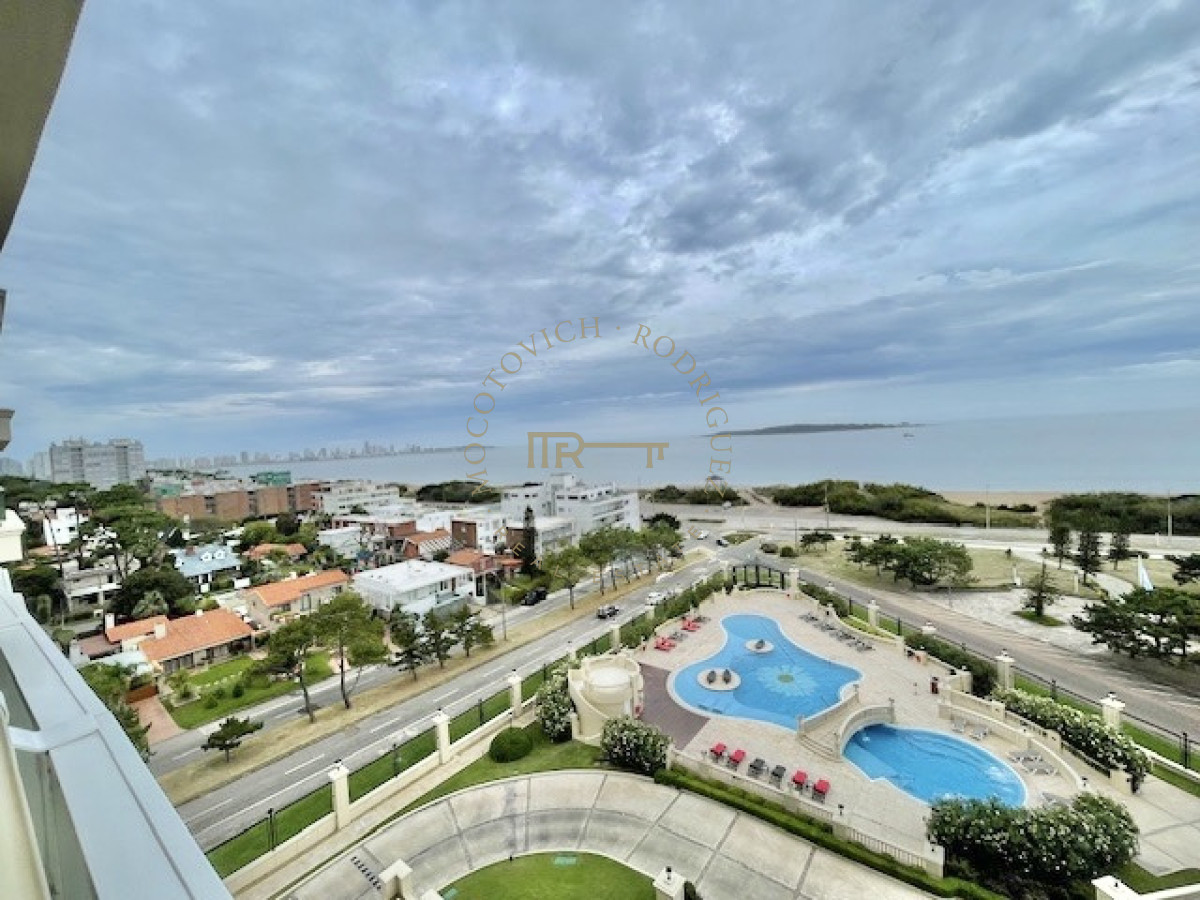 Apartamento ID.2065 - ALQUILER MANSA PRIMERA LINEA  DEPARTAMENTO 2 DORMITORIOS 2 BAÑOS GARAJE PISCINA MUCAMA