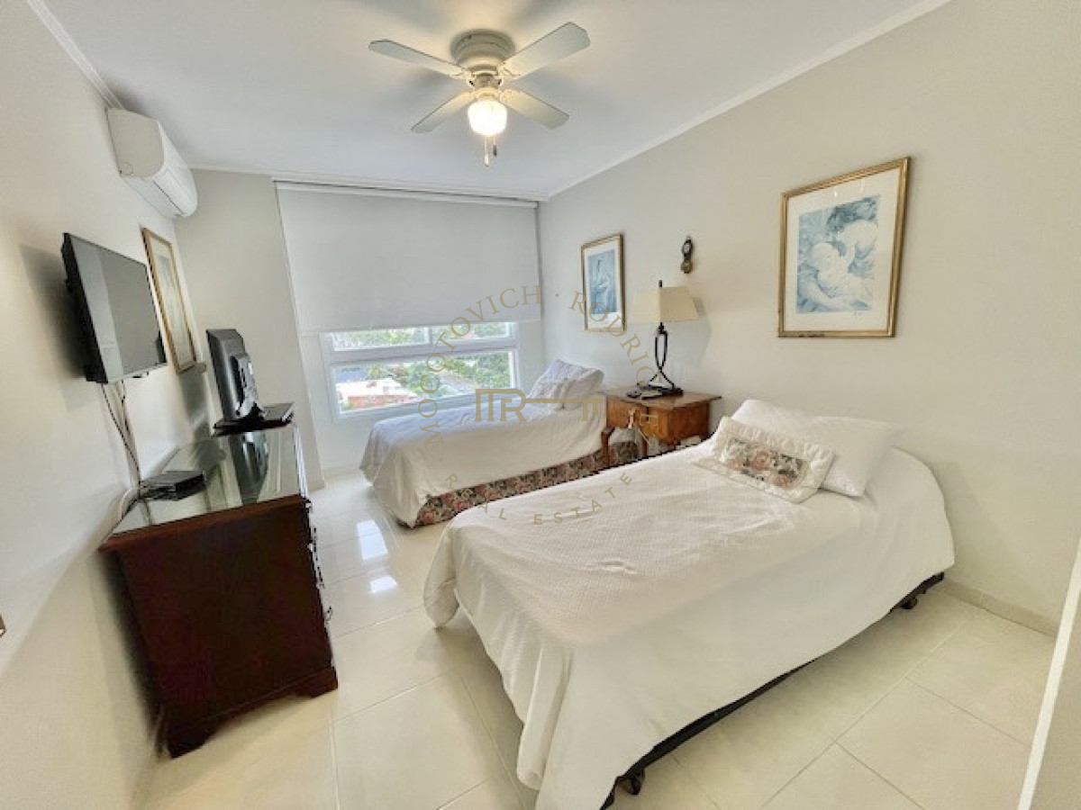 Apartamento ID.2065 - ALQUILER MANSA PRIMERA LINEA  DEPARTAMENTO 2 DORMITORIOS 2 BAÑOS GARAJE PISCINA MUCAMA