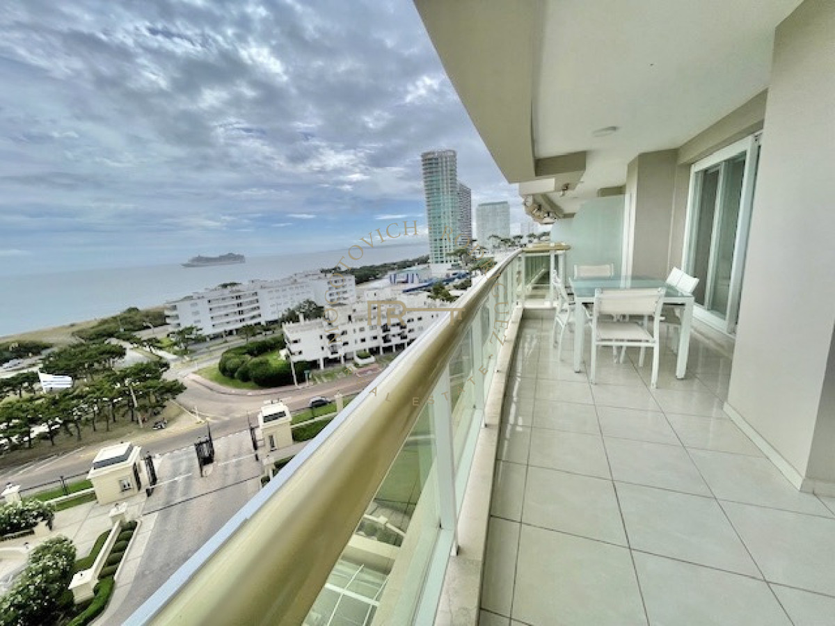 Apartamento ID.2065 - ALQUILER MANSA PRIMERA LINEA  DEPARTAMENTO 2 DORMITORIOS 2 BAÑOS GARAJE PISCINA MUCAMA