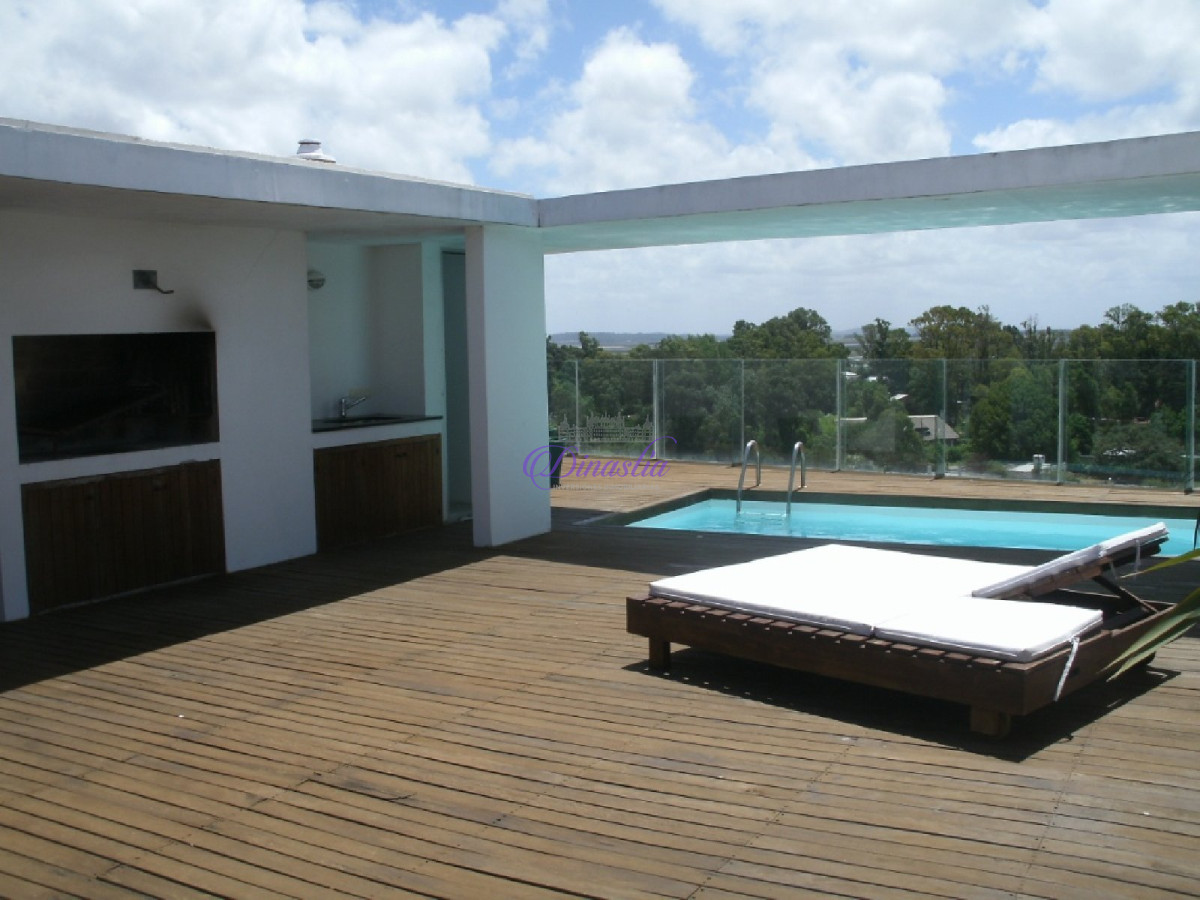 Apartamento ID.230 - Venta Penthouse 3 dormitorios y dependencia en La Barra, Maldonado.