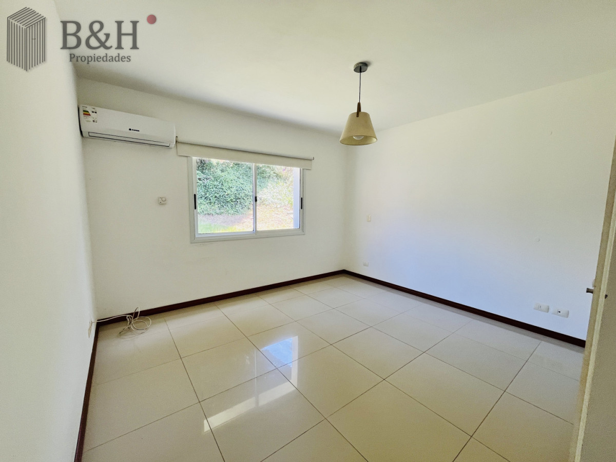 Casa ID.7394 - ALQUILER ANUAL USD 1.800 zona colegios