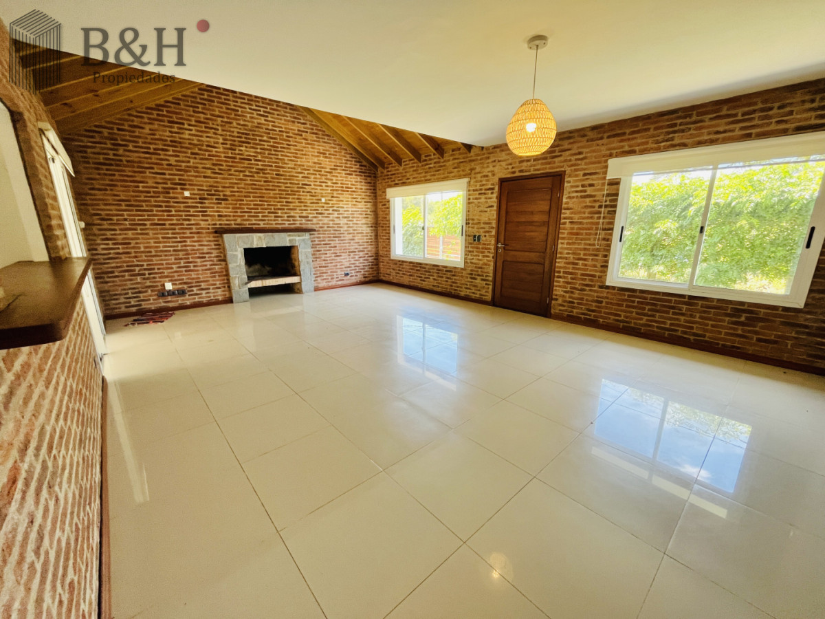 Casa ID.7394 - ALQUILER ANUAL USD 1.800 zona colegios