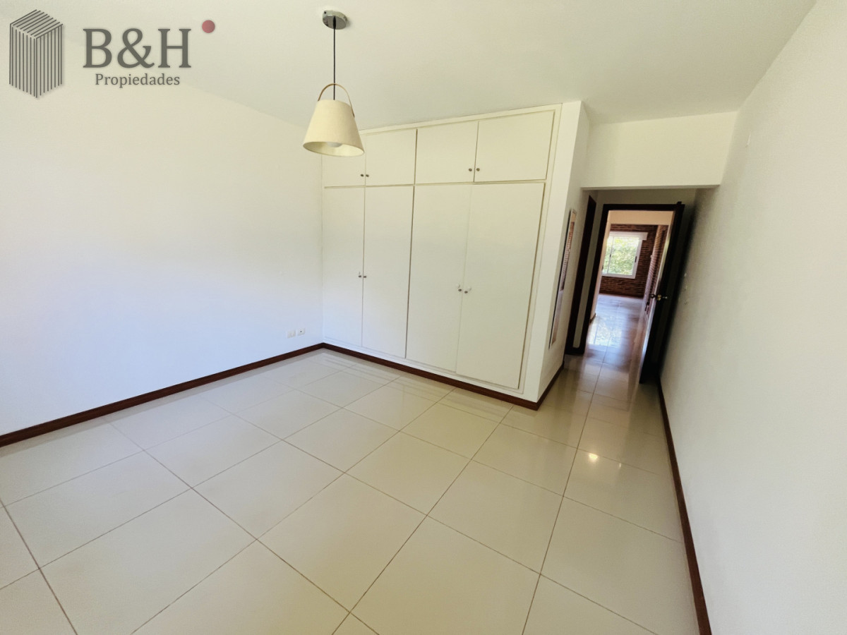 Casa ID.7394 - ALQUILER ANUAL USD 1.800 zona colegios