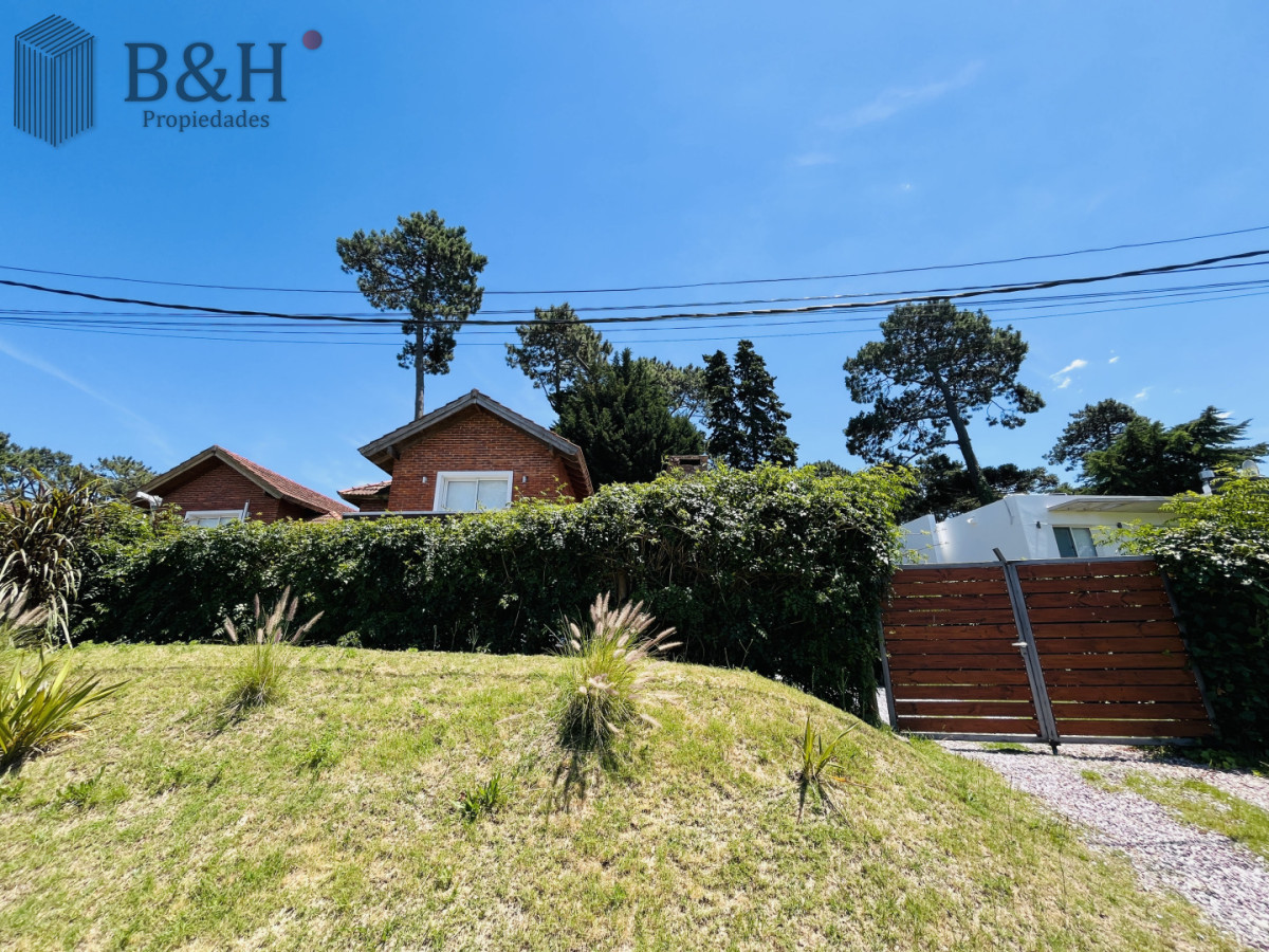 Casa ID.7394 - ALQUILER ANUAL USD 1.800 zona colegios