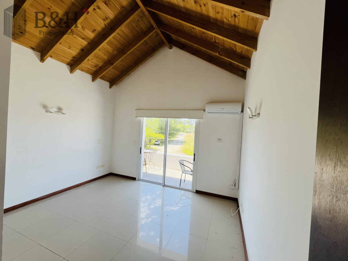 Casa ID.7394 - ALQUILER ANUAL USD 1.800 zona colegios