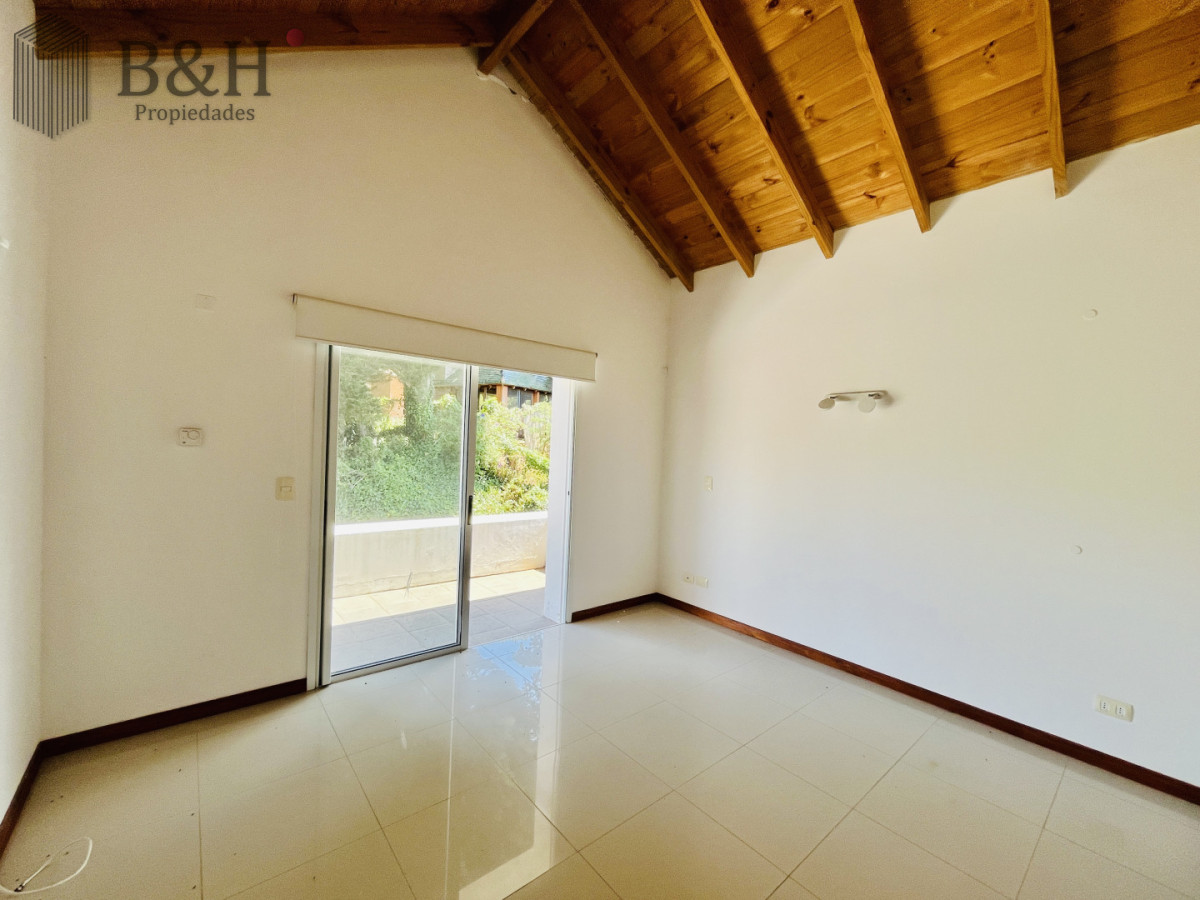 Casa ID.7394 - ALQUILER ANUAL USD 1.800 zona colegios