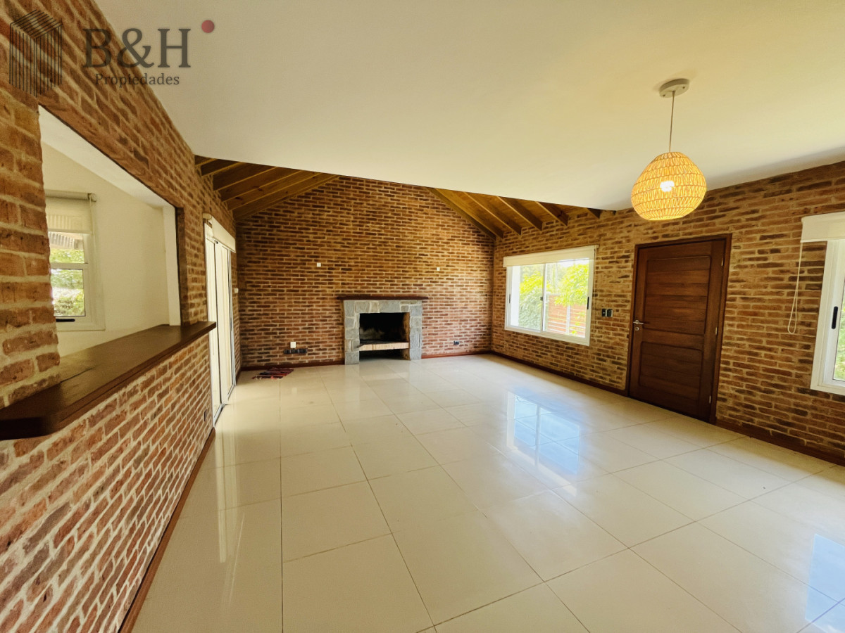 Casa ID.7394 - ALQUILER ANUAL USD 1.800 zona colegios