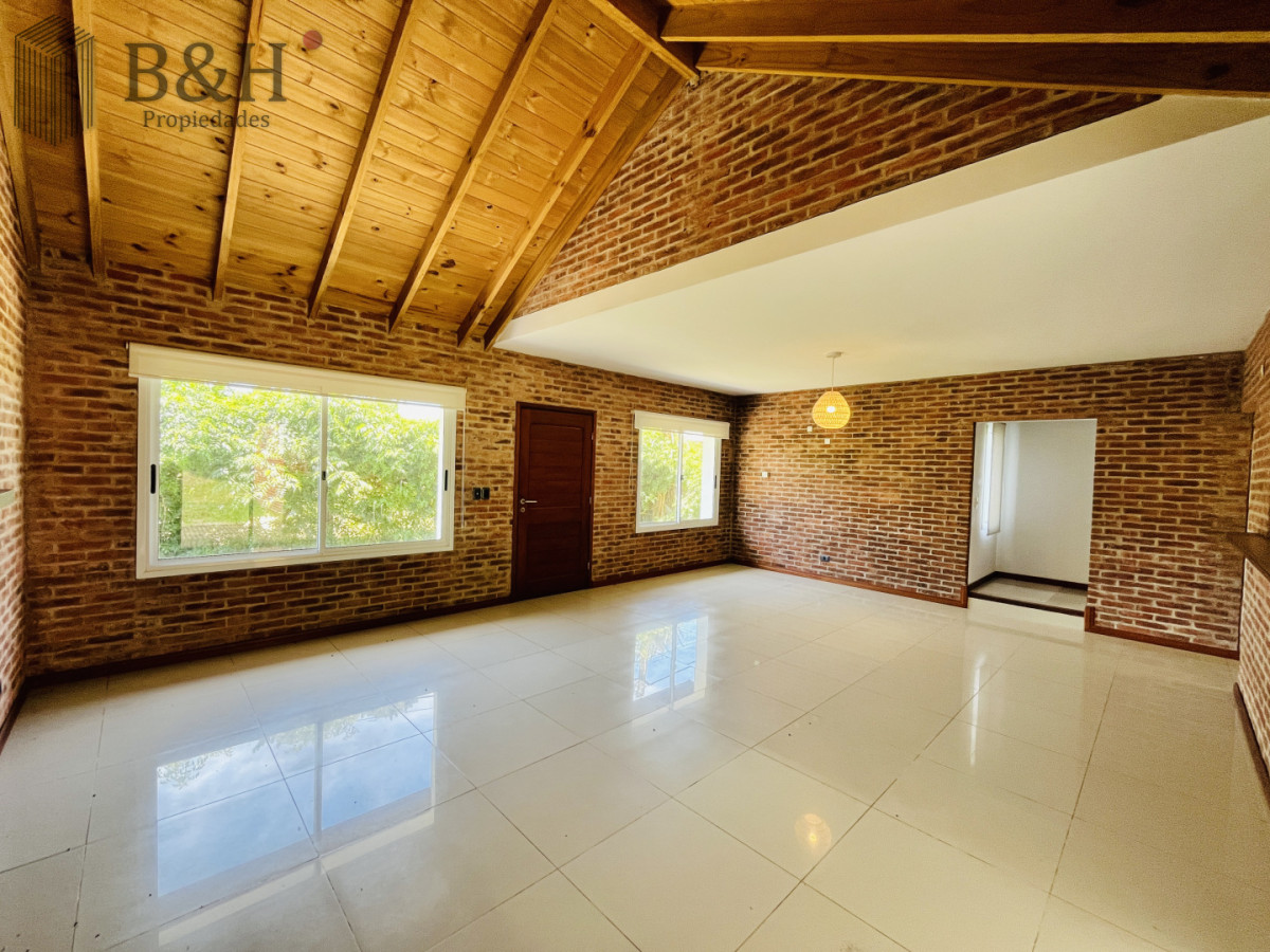 Casa ID.7394 - ALQUILER ANUAL USD 1.800 zona colegios