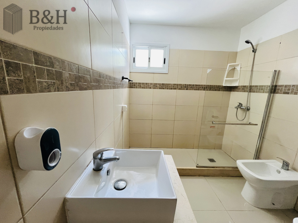 Casa ID.7394 - ALQUILER ANUAL USD 1.800 zona colegios
