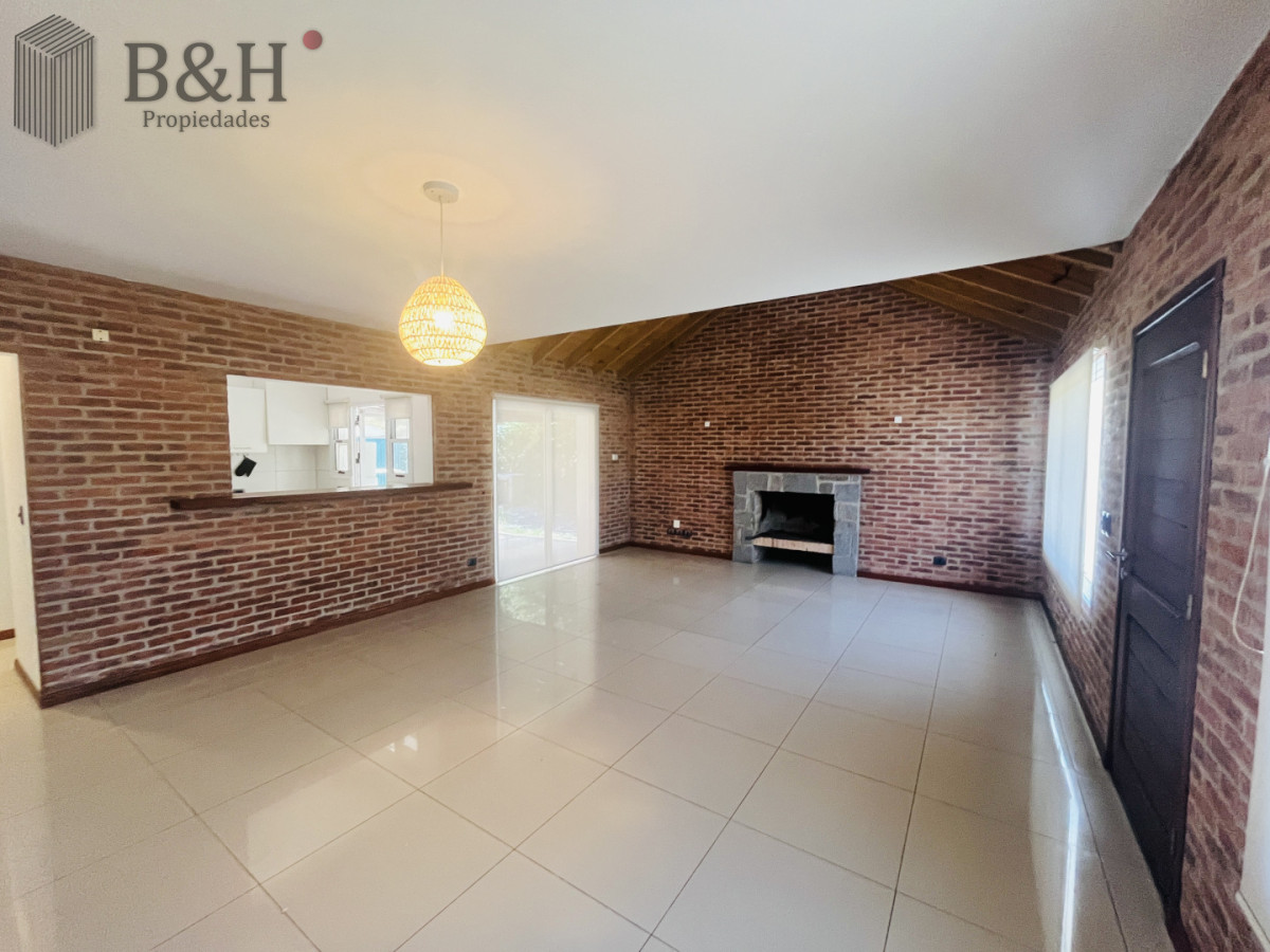 Casa ID.7394 - ALQUILER ANUAL USD 1.800 zona colegios