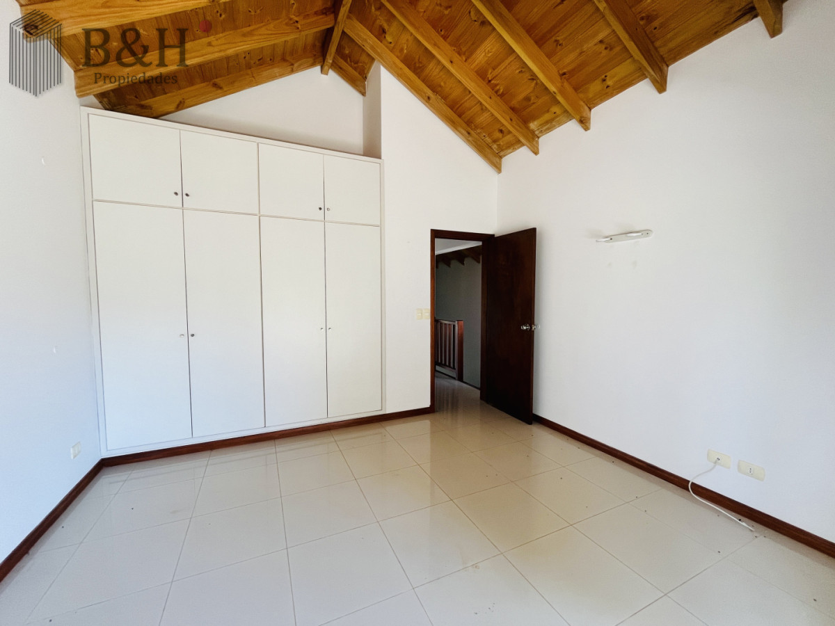 Casa ID.7394 - ALQUILER ANUAL USD 1.800 zona colegios