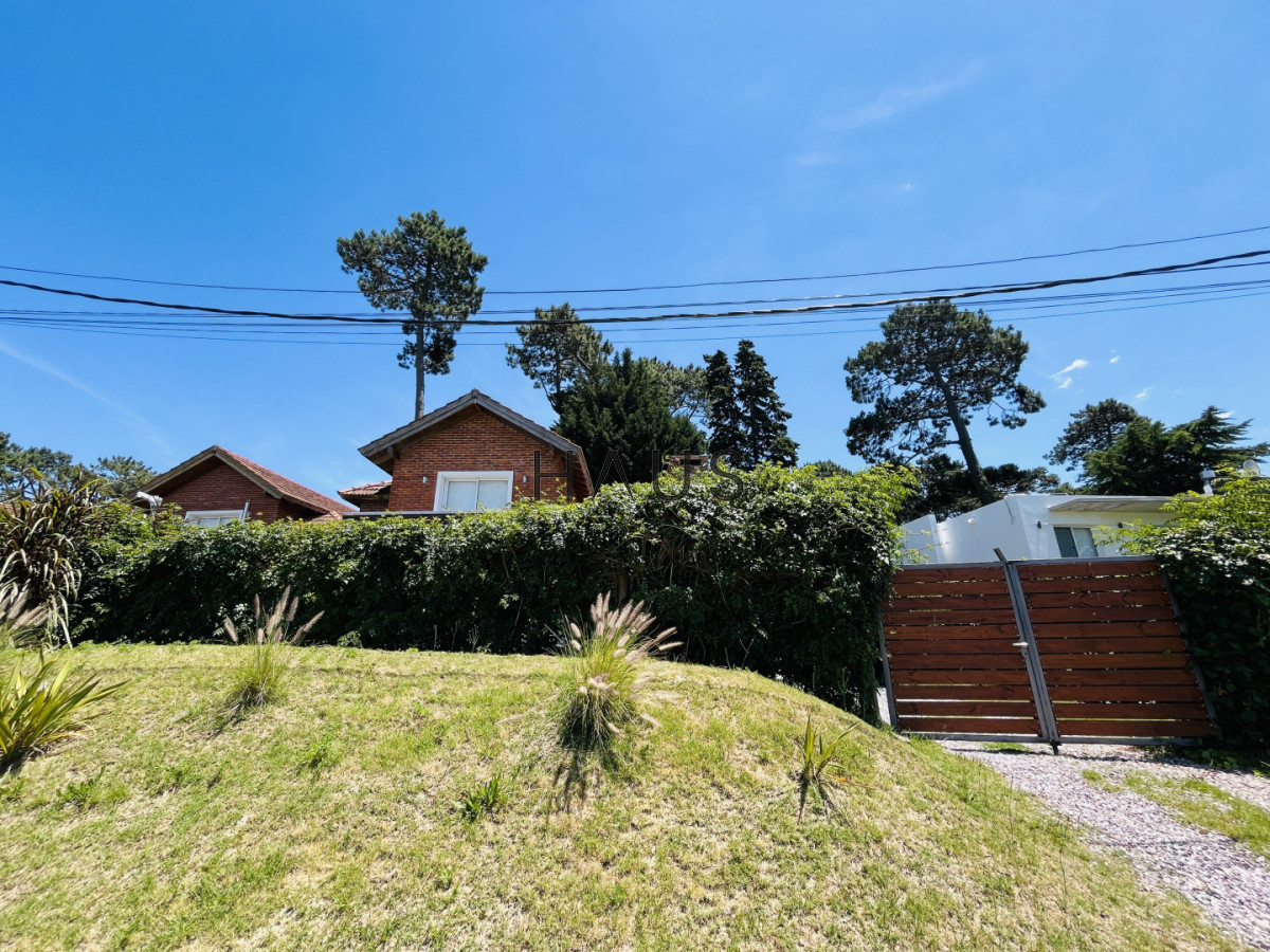 Casa ID.683 - ALQUILER ANUAL USD 1.800 Jardines de Córdoba