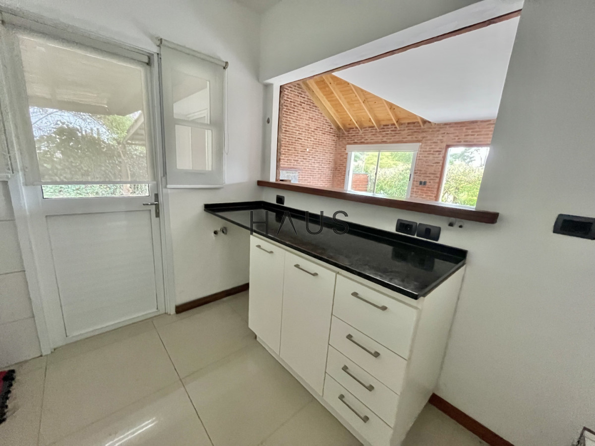 Casa ID.683 - ALQUILER ANUAL USD 1.800 Jardines de Córdoba