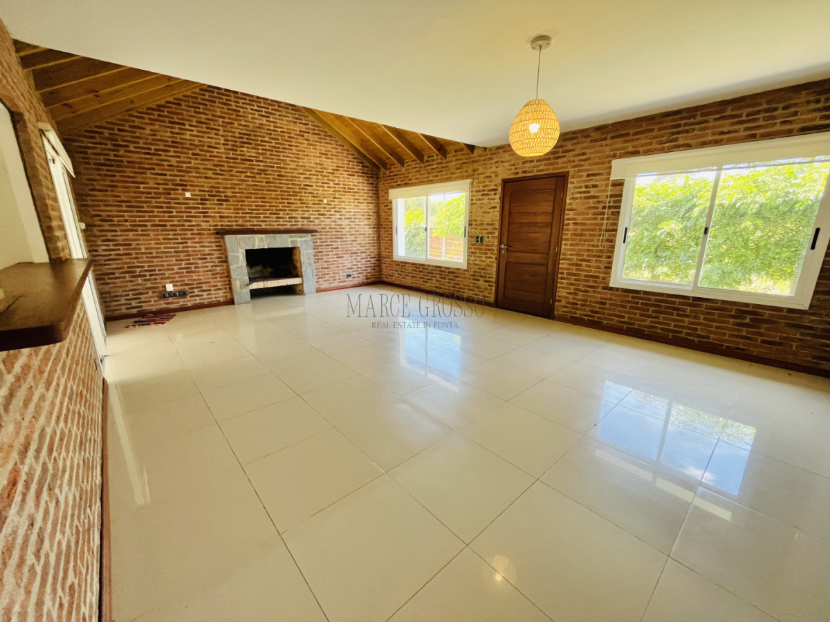 Casa ID.265 - ALQUILER ANUAL USD 1.800 zona colegios