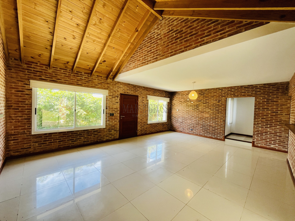 Casa ID.265 - ALQUILER ANUAL USD 1.800 zona colegios