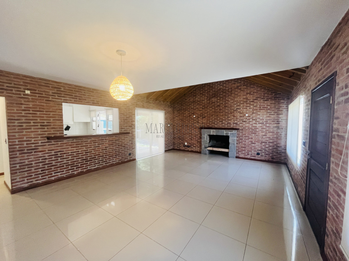 Casa ID.265 - ALQUILER ANUAL USD 1.800 zona colegios