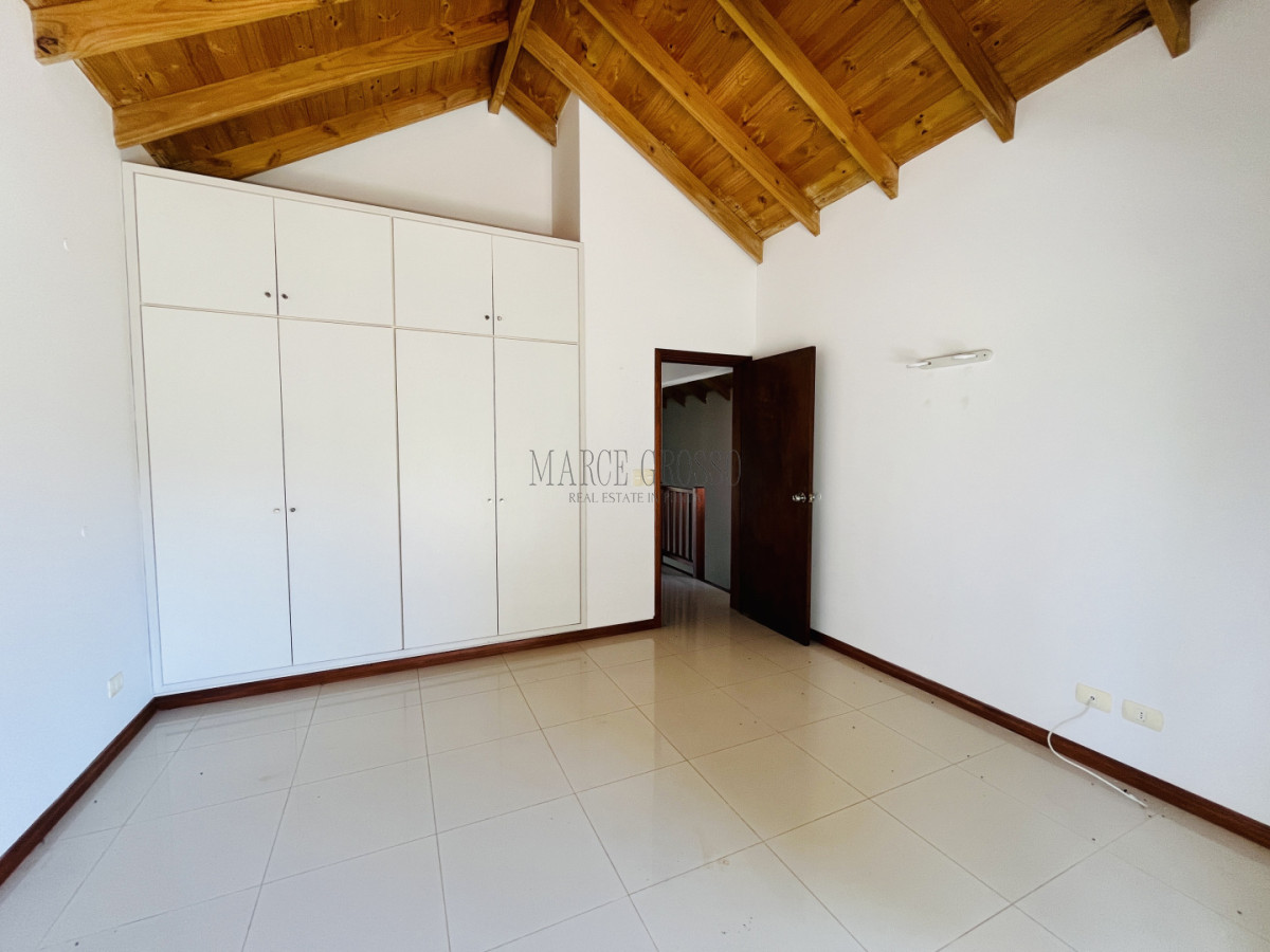 Casa ID.265 - ALQUILER ANUAL USD 1.800 zona colegios
